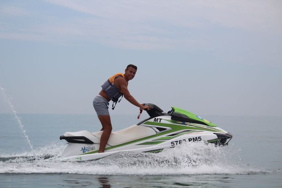 Algarve: Jet Ski Rental in Armação de Pêra - Riding the marked circuit in the bay