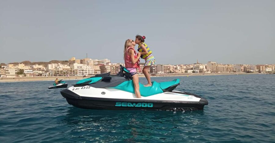 Alicante: Jet Ski Session 30min with instructor - Who will enjoy this most