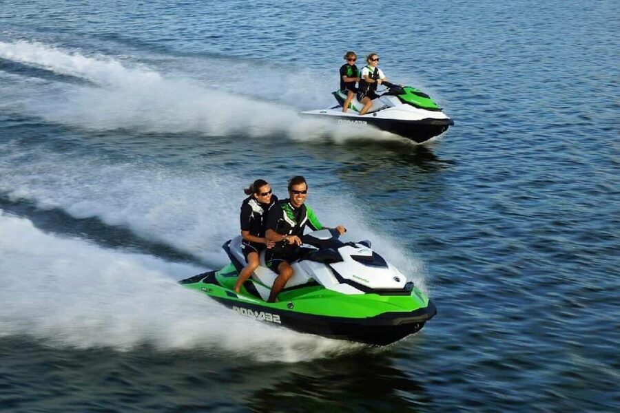 Barcelona: Jetski Rental in Barcelona - Taking control of the jet ski