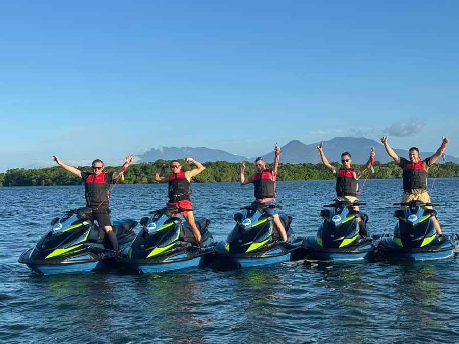 Cairns: Guided Jetski Tour 30 or 60 min - The 60-minute route: shipwrecks, islands, and mangroves