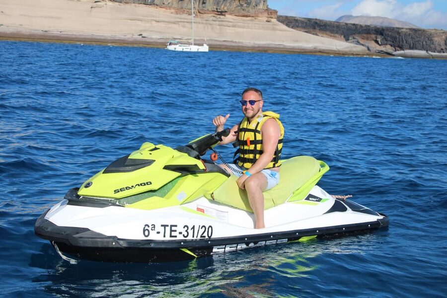 From Puerto Colon : 1 hour adrenaline JetSki tour - Guides, languages, and the feel of the session