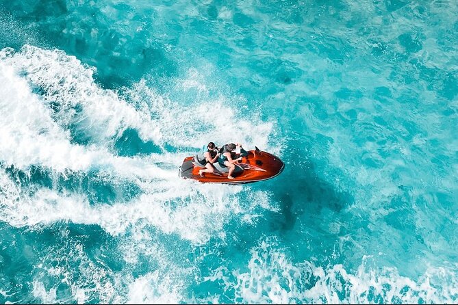 Jet Skiing around La famille ship and smaller pristine cays - Leaving Leeward Marina for open water