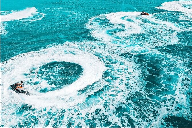 Jet Skiing around La famille ship and smaller pristine cays - Reaching the ghost ship in shallow water