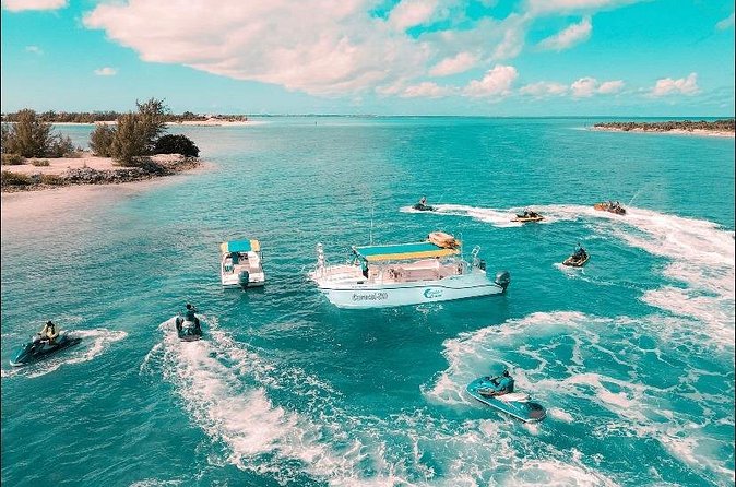 Jet Skiing around La famille ship and smaller pristine cays - How the guides shape the experience