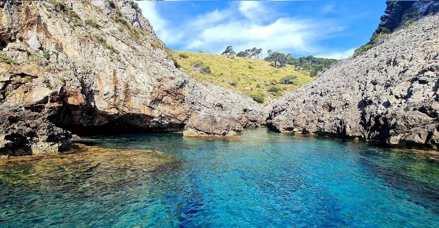 Mallorca Alcudia: Jack Sparrow Cave Jet Ski Tour - The ride across Alcudia Bay
