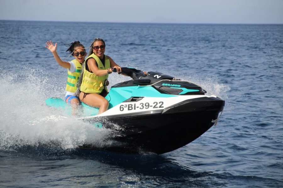 Puerto del Carmen: Single or Double Jet Ski Rental - Staff support and the photo option